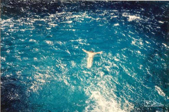 Nadando nas águas incrivelmente geladas e azuis dos Ojos del Caburgua, perto de Pucón, no sul do Chile (foto de 1992)